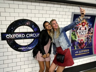 Zwei Frauen machen in der U-Bahnstation ein Selfie.