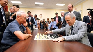 Garri Kasparow am Schachbrett