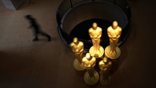 Oscar-Figuren am Eingang eines Kinos.
