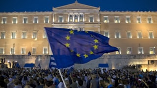Eine EU-Flagge wird am gestrigen Montag vor dem griechischen Parlament geschwenkt. 