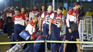 Russische Athleten am Flughafen.