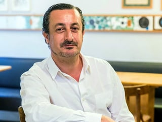 Porträt von Kamal Mouzawak. Porträt von Kamal Mouzawak.