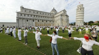 Flashmob beim Turm von Pisa