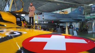 Moderatorin Sonja Hasler steht auf dem Flügel eines Kampfjets