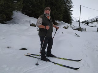 Älterer Mann auf Langlaufski