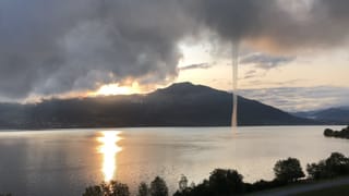 Wasserhose von Immensee aus gesehen im Morgenlicht. Wasserhose von Immensee aus gesehen im Morgenlicht.