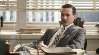 Die Hauptfigur der US-amerikanischen Fernsehsserie «Mad Men», Don Draper, an seinem Schreibtisch mit Whiskeyglas und Zigarette in der Hand.