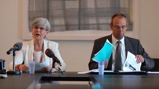Yvonne Schärli und Beat Hensler an der Medienkonferenz.