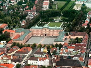 Luftbild der deutschen Kleinstadt mit Barockschloss im Zentrum.