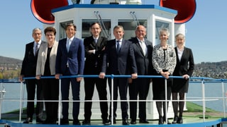 alle Regierungsräte und Regierungsrätinnen stehen am Geländer eines Zürichsee-Schiffes