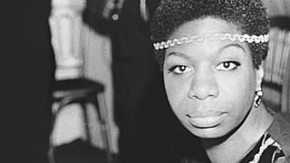 Schwarzweiss-fotografie von Nina Simone mit intensivem Blick.