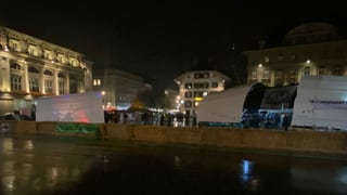 Zelte auf dem nassen Bundesplatz