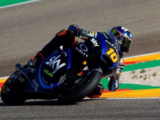 Luca Marini auf seiner Maschine in Schräglage. Luca Marini auf seiner Maschine in Schräglage.