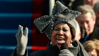 Aretha Franklin mit der auffälligen Hutschleife beim Singen für Präsident Obama
