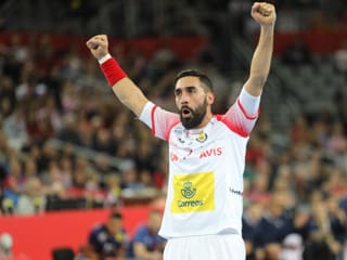 Spaniens Handballer jubeln nach dem Sieg gegen Frankreich