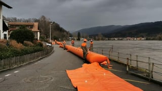 In Wallbach werden die mobilen Hochwassersperren vorbereitet