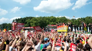 Die Spieler lassen sich feiern.