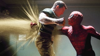 Mann in Spinnenanzug (Spiderman) kämpft mit Mann