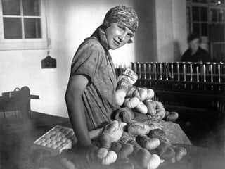 Eine Arbeiterin in der Wollfabrik im Jahr 1926.