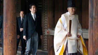 Abe beim Besuch des Yasukuni-Schreins. Abe beim Besuch des Yasukuni-Schreins.