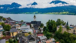 Blick auf idyllischen Touristenort St. Wolfgang mit See und Bergen. 