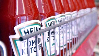 Nahaufnahme eines Ketchup-Verkaufsgestells voller Ketchup-Flaschen.