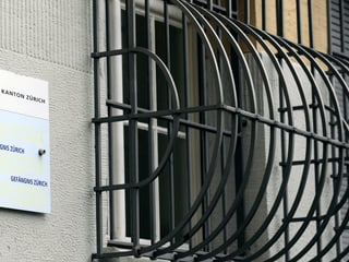 Vergittertes Fenster des Zürcher Untersuchungsgefängnisses.