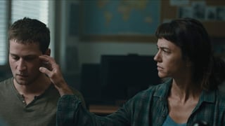 Eine Frau streicht einem Mann über die Schläfe. Eine Frau streicht einem Mann über die Schläfe.
