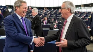 Nigel Farage gibt Jean-Claude Juncker die Hand