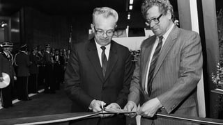 Bundesrat Leon Schlumpf, links, und der Glarner Baudirektor Kaspar Rhyner.