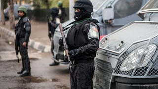 Schwer bewaffnete Polizisten