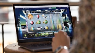 Auf einem Laptop läuft ein Glücksspiel. Auf einem Laptop läuft ein Glücksspiel.