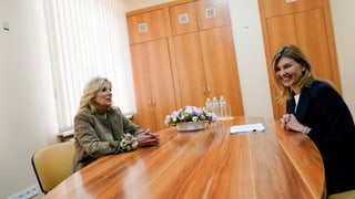 Jill Biden machte einen unangekündigten Besuch in der Ukraine und traf Olena Selenski.