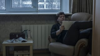 Mann schaut auf Tablet Mann schaut auf Tablet