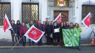 Eine Gruppe von Parteienvertretern steht vor der Solothurner Staatskanzlei. Eine Gruppe von Parteienvertretern steht vor der Solothurner Staatskanzlei.