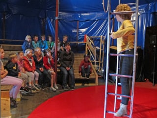 Kinder beobachten Leiterin in der Zirkusmanege