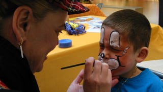 Kinderschminken macht Spass, ist aber auch anstrengend.