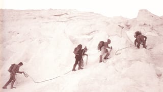 Mitglieder des Alpenclubs Gerliswil erklimmen einen Gletscher.