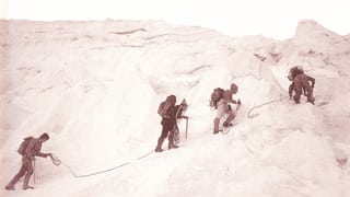 Mitglieder des Alpenclubs Gerliswil erklimmen einen Gletscher. Mitglieder des Alpenclubs Gerliswil erklimmen einen Gletscher.