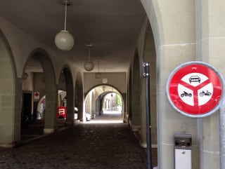 Fahrverbots-Schild und Blick in eine Burgdorfer Laube.
