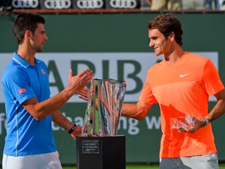 Roger Federer und Novak Djokovic beim Shake-Hands am Netz.