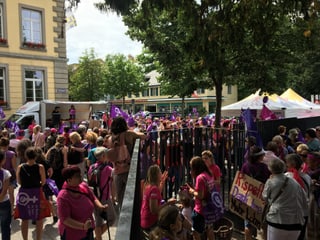 In Chur besammelten sich die streikenden Frauen für den «Frauen-Power-Marsch» auf dem Kornplatz.