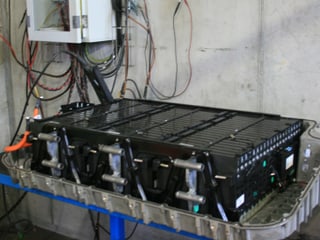 Eine Elektroautobatterie wird entladen. Eine Elektroautobatterie wird entladen.
