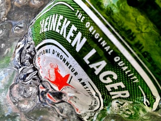 Heineken-Flasche in Eis-Wasser. 