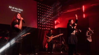 ICF-Band auf der Bühne. Was das Bild nicht zeigt: Das Publikum singt laut mit. ICF-Band auf der Bühne. Was das Bild nicht zeigt: Das Publikum singt laut mit.