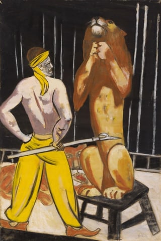 Die Zeichnung zeigt einen Löwen im Zirkus, der vor einem Löwenbändiger Männchen macht.