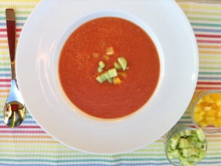 Kalte Tomatensuppe in einem weissen Teller angerichtet.