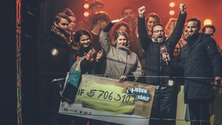Unser Moderatorentrio Judith Wernli (links), Anic Lautenschlager und Nik Hartmann bei der Verkündigung des Schlussspendenstandes. Unser Moderatorentrio Judith Wernli (links), Anic Lautenschlager und Nik Hartmann bei der Verkündigung des Schlussspendenstandes.