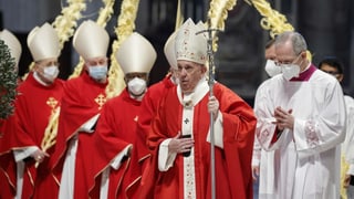 Papst und weitere Geistliche.
