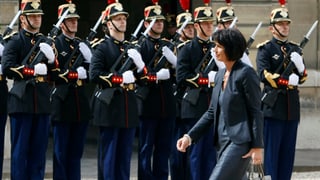 Bundespräsidentin Doris Leuthard läuft an französischen Soldaten vorbei